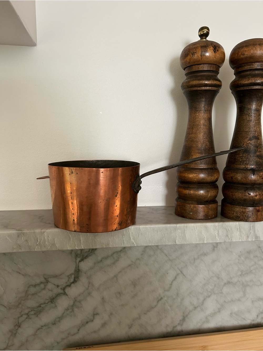 Vintage cooper pot. Use on the stove or as decorative accent.